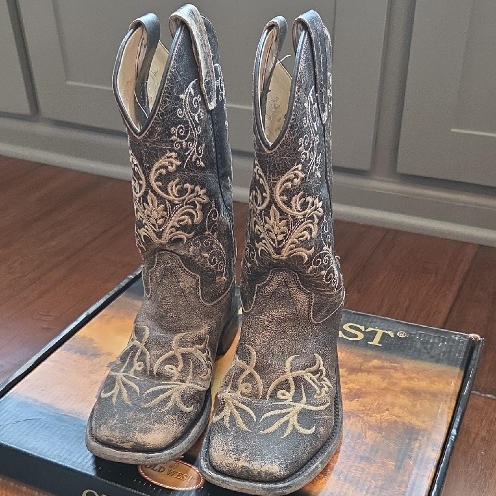 Old West Embroidered Leather Boots